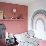 Een slaapkamer met steigerhout